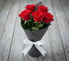 Букет 5 Красных роз Эдлесс Лав в Лунино